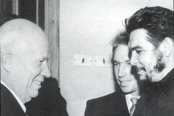 Ο Ν.Λεόνωφ, δίπλα στον Τσε, κατά την συνάντηση του δεύτερου με τον Νικίτα Χρουστσώφ.