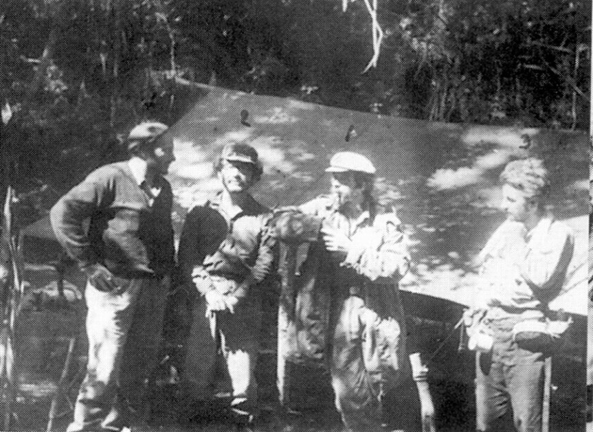 ΒΟΛΙΒΙΑ, 1967. Ο ΡΕΖΙ ΝΤΕΜΠΡΕ (αριστερά) ΜΕ ΤΟ ΓΚΕΒΑΡΑ ΚΑΙ ΑΛΛΟΥΣ ΑΝΤΑΡΤΕΣ.