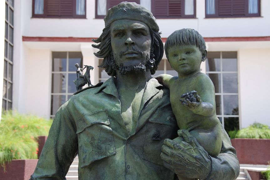 32 Cuba - Santa Clara - Bronze Statue of Che Guevarra and the Child