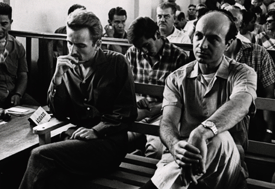 Ο Σίρο Μπούστος (δεξιά) και ο Ρεζί Ντεμπρέ κατά την δίκη τους.