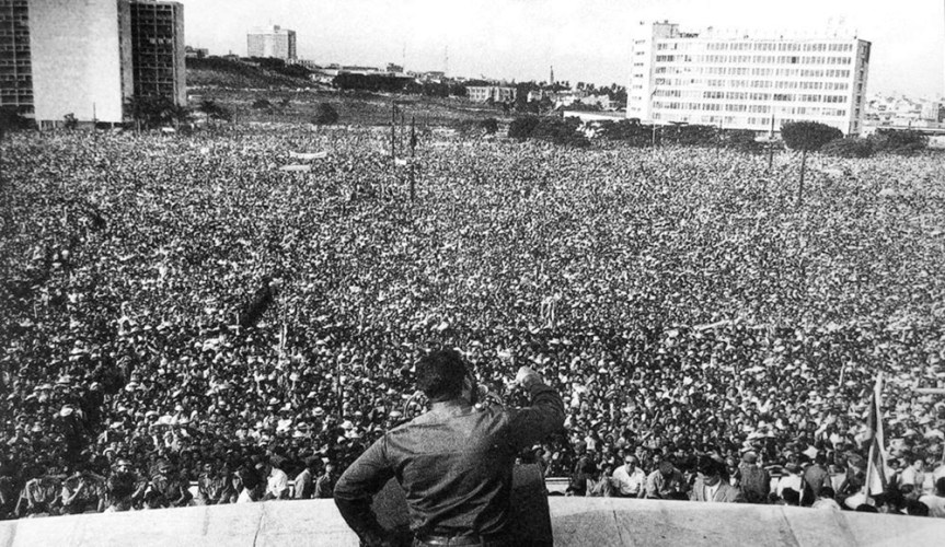 fidel-castro-speaking-to-massive-crowd-in-havana